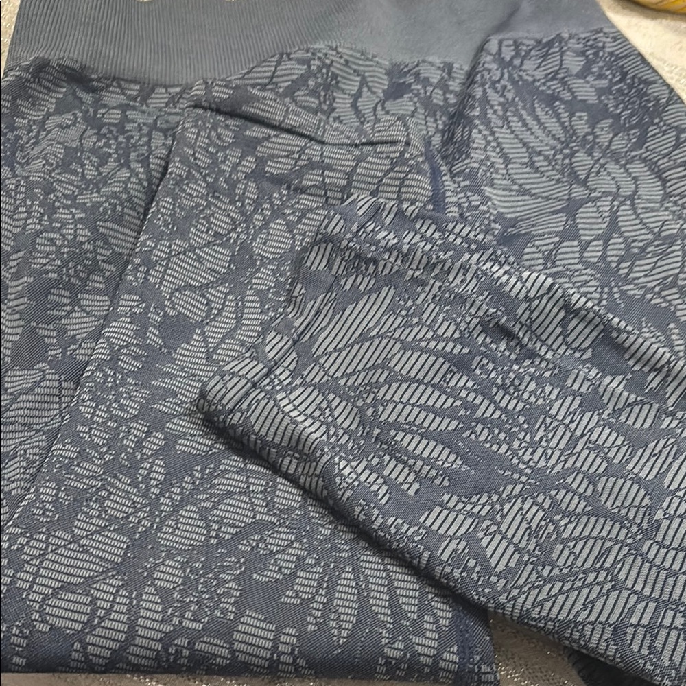 Fabletics 3/4 blue gray Patterned Pants